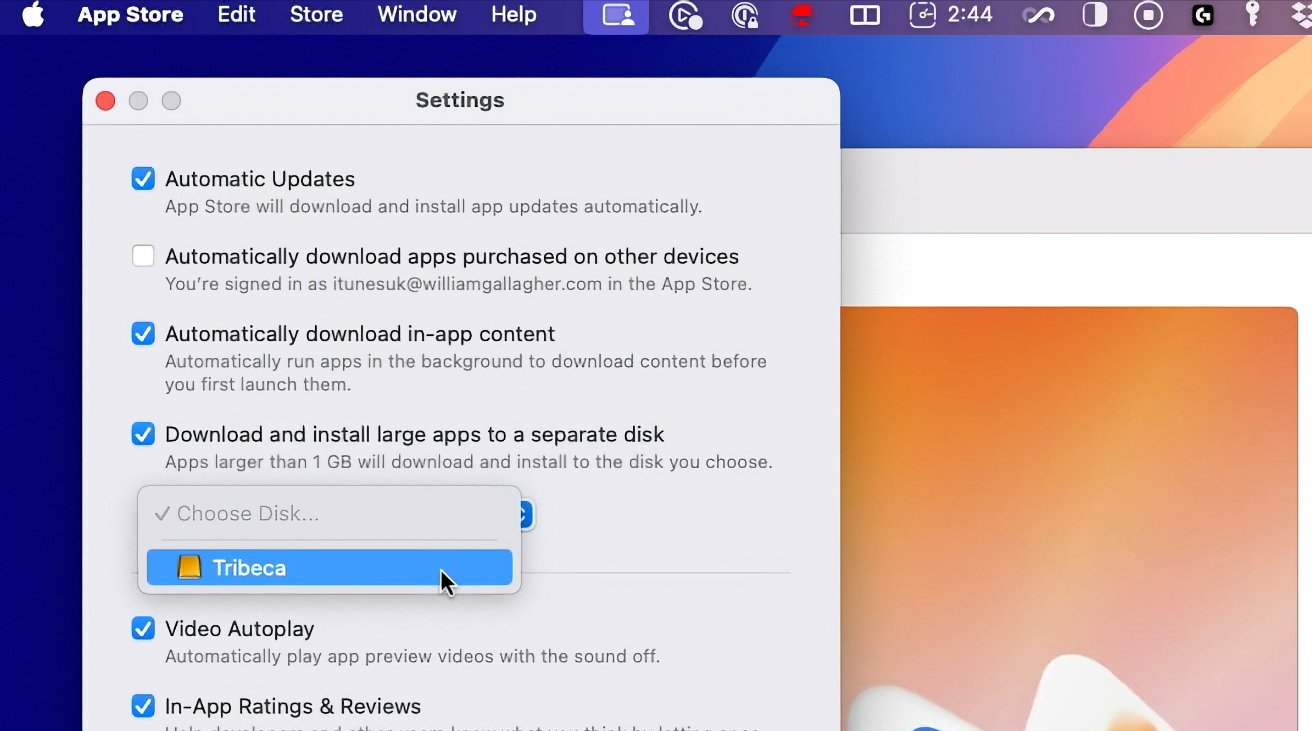 App Store settings window with options for automatic updates, app downloads, and video autoplay. A dropdown menu with 'Tribeca' selected for disk installation is visible.